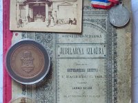 Jubilarna gospodarsko-šumarska izložba održana u Zagrebu 1891. godine. Memorabilije  Jubilarna gospodarsko-šumarska izložba, održana u Zagrebu 1891. godine, predstavljala je jedan od najvažnijih kulturnih i gospodarskih događaja u Hrvatskoj potkraj 19. stoljeća. Manifestaciju je organiziralo Hrvatsko-slavonsko gospodarsko družtvo s ciljem prikazivanja cjelokupnog napretka domaće poljoprivrede, obrtništva, industrije i šumarstva. Izložba je svečano otvorena 15. kolovoza i trajala je puna dva mjeseca, sve do 15. listopada. Cijeli se događaj odvijao na prostoru tadašnjeg zagrebačkog Sajmišta, što obuhvaća današnji prostor oko Marulićeva trga i zgrade Hrvatskog državnog arhiva. Ova je manifestacija privukla nevjerojatnih 450.000 posjetitelja, što je fascinantna brojka s obzirom na to da je Zagreb u tom razdoblju brojao tek oko 40.000 stanovnika. Izložba je time snažno odjeknula ne samo u Hrvatskoj, već i u širem regionalnom kontekstu, svjedočeći o ubrzanoj modernizaciji i razvoju hrvatskoga društva. Povijesni značaj izložbe ostao je trajno zabilježen zahvaljujući poznatom fotografu Ivanu Standlu, koji je snimio opsežnu foto monografiju, te Janku Ibleru, koji je uredio službenu spomen-knjigu bogatu slikama i portretima sudionika, ostavljajući tako trajan spomen na ovaj zlatni trenutak hrvatske gospodarske povijesti.